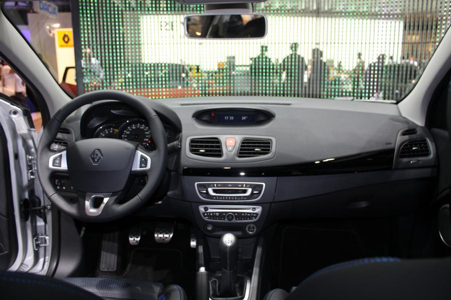  Renault Fluence 2010 года  (фото 3 из 146)